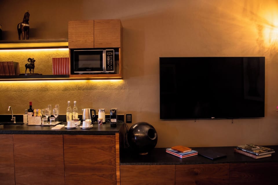 Suite Sharon | Living area | 40-inch flat-screen TV with cable channels, TV