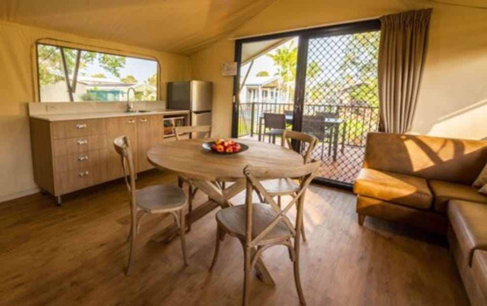 Deluxe Safari Tent | In-room dining