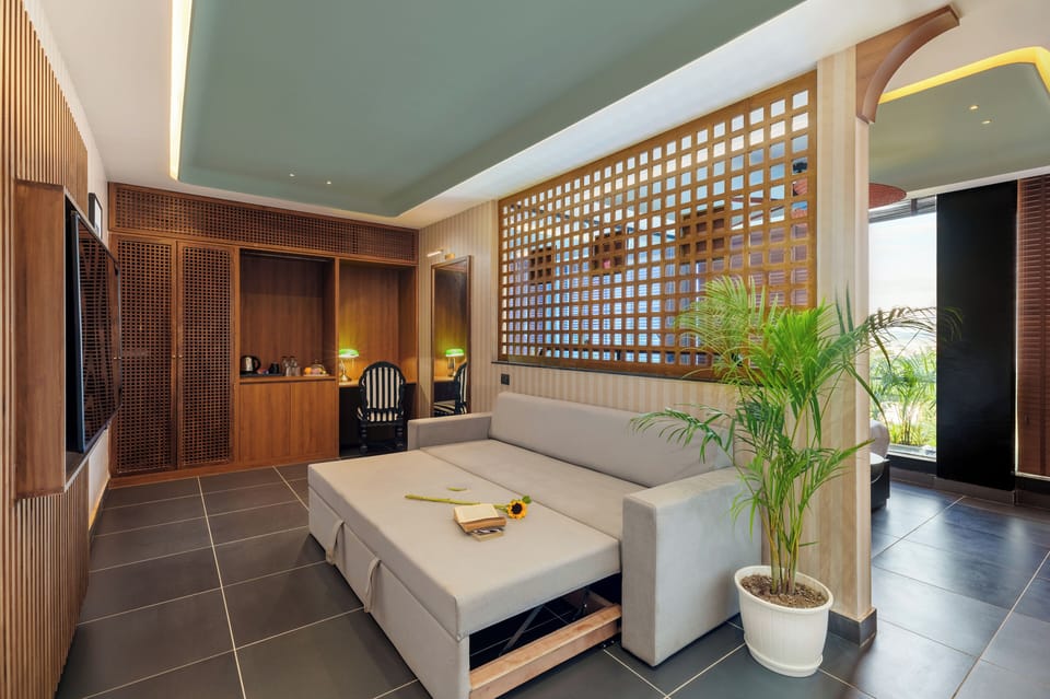 Luxury Room | 1 bedroom, individually furnished, desk, laptop workspace