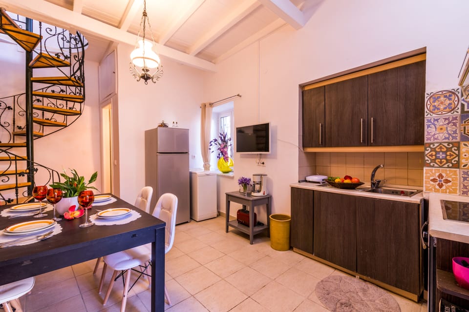 Fridge, oven, stovetop, coffee/tea maker