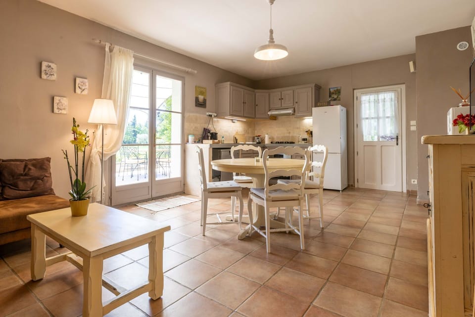 Cottage, Private Bathroom, Garden View | Shared kitchen