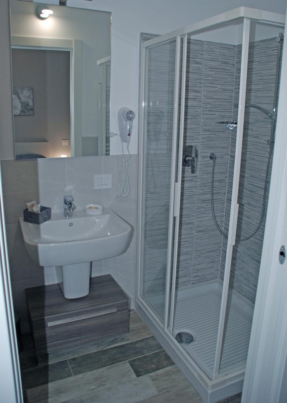 Basic Room (Montecarlo) | Bathroom | Shower, free toiletries, hair dryer, slippers