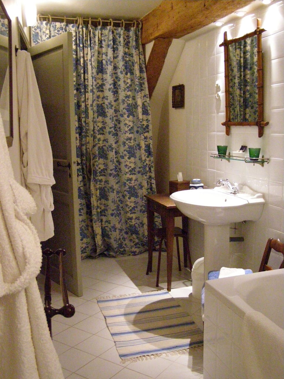 Family Suite | Bathroom | Separate tub and shower, rainfall showerhead, free toiletries