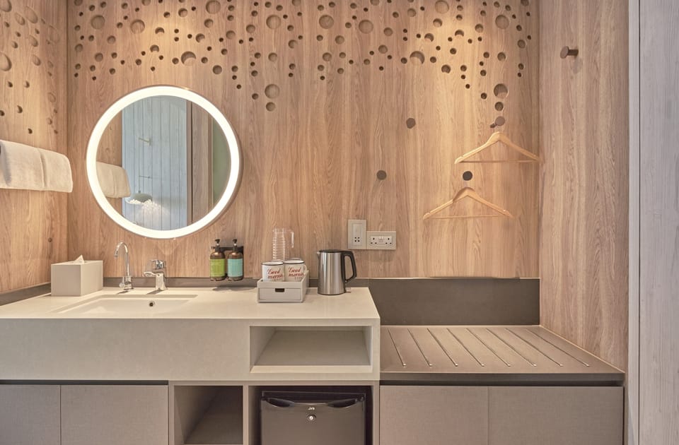 Deluxe Room | In-room safe, iron/ironing board (on request), WiFi (free), bed sheets