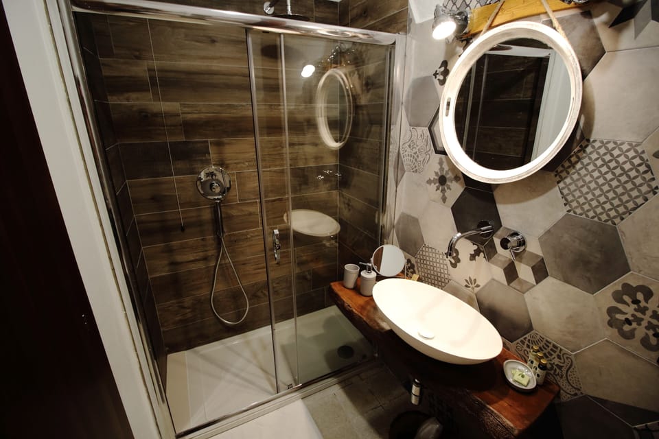 Double or Twin Room, Garden View, Ground Floor | Bathroom | Free toiletries, hair dryer, bidet, towels