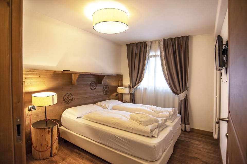 Family Suite | 1 bedroom, in-room safe, desk, blackout drapes