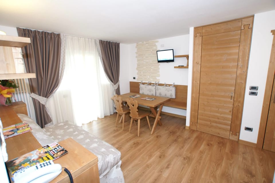 Family Suite | Living area | 32-inch LCD TV with satellite channels, TV