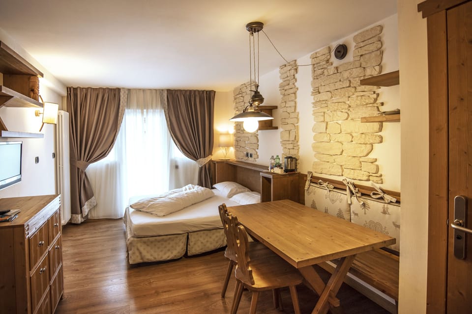 Family Suite | Living room | 32-inch LCD TV with satellite channels, TV