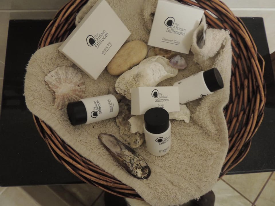 Deep soaking tub, free toiletries, hair dryer, towels