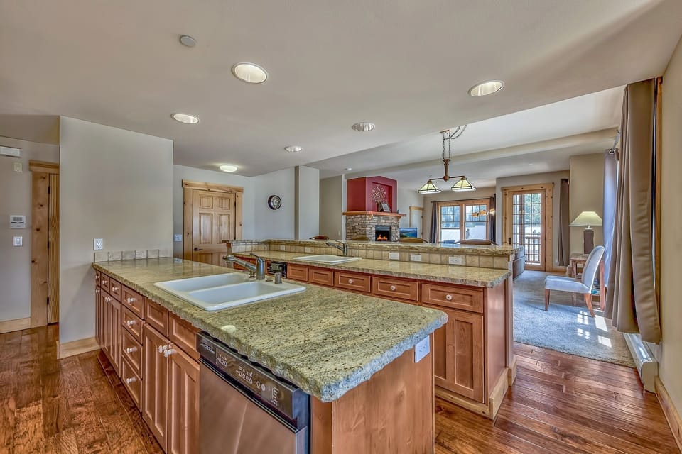 Townhome, 3 Bedrooms | Private kitchen | Fridge, microwave, oven, dishwasher