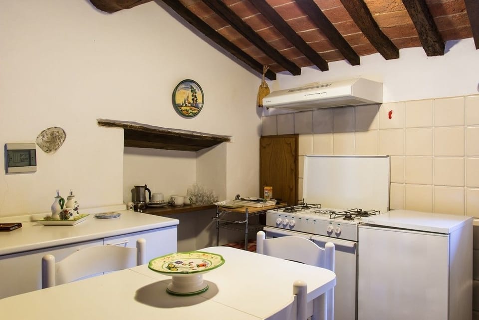 Standard Apartment, 1 Bedroom (Magnum) | Private kitchen | Full-size fridge, oven, stovetop, cookware/dishes/utensils