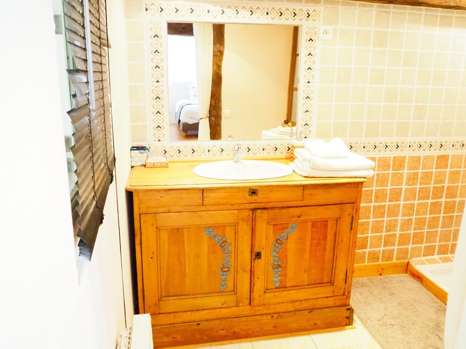 Bathroom sink