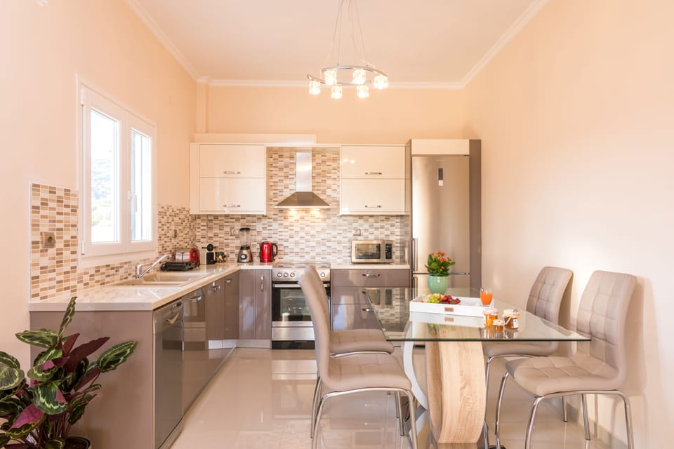 Deluxe Apartment Ground floor | Private kitchen | Full-size fridge, microwave, oven, stovetop