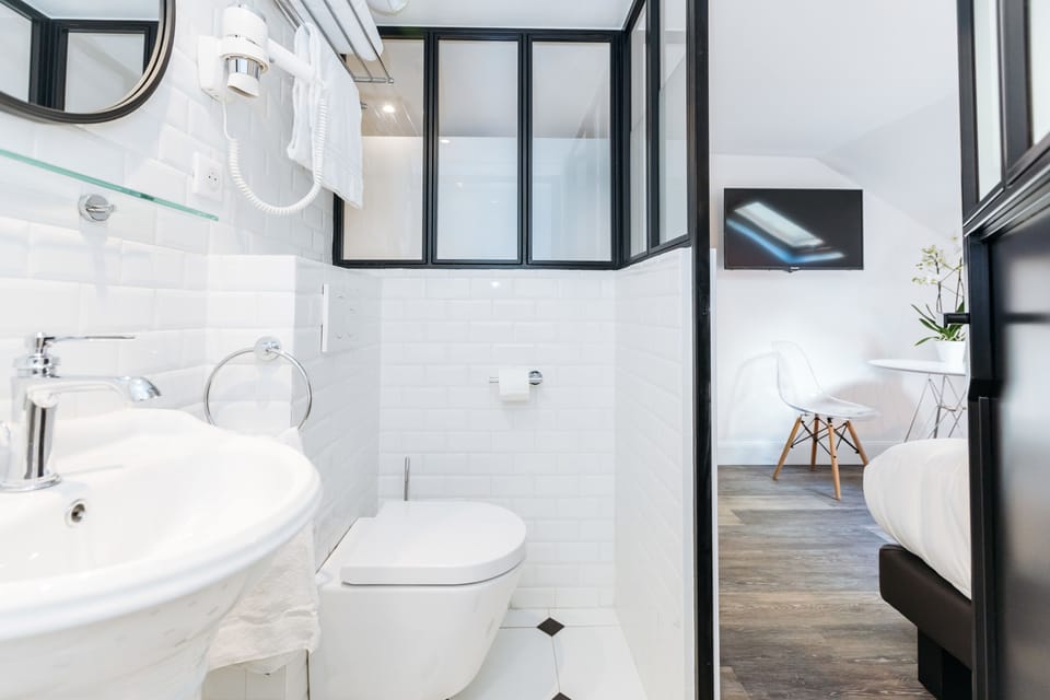 Superior Double Room | Bathroom | Free toiletries, hair dryer, towels, shampoo