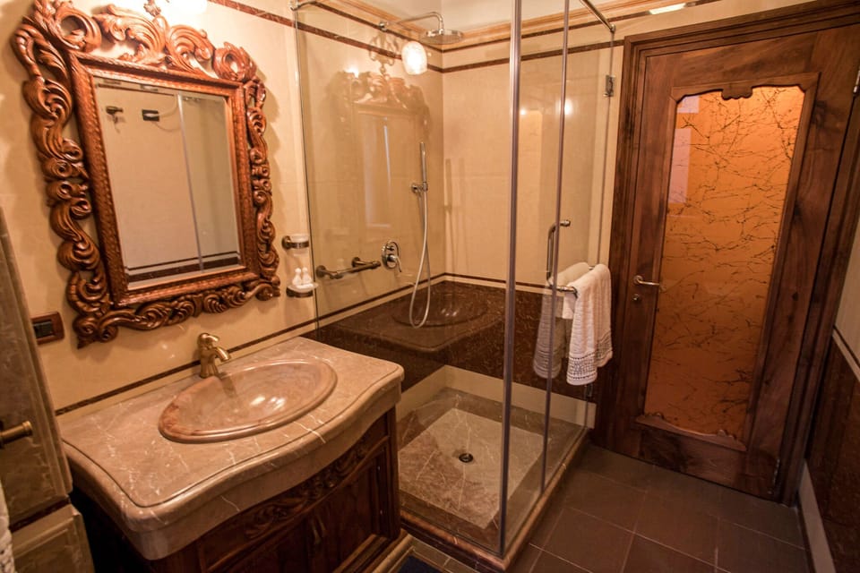 Shower, rainfall showerhead, free toiletries, hair dryer