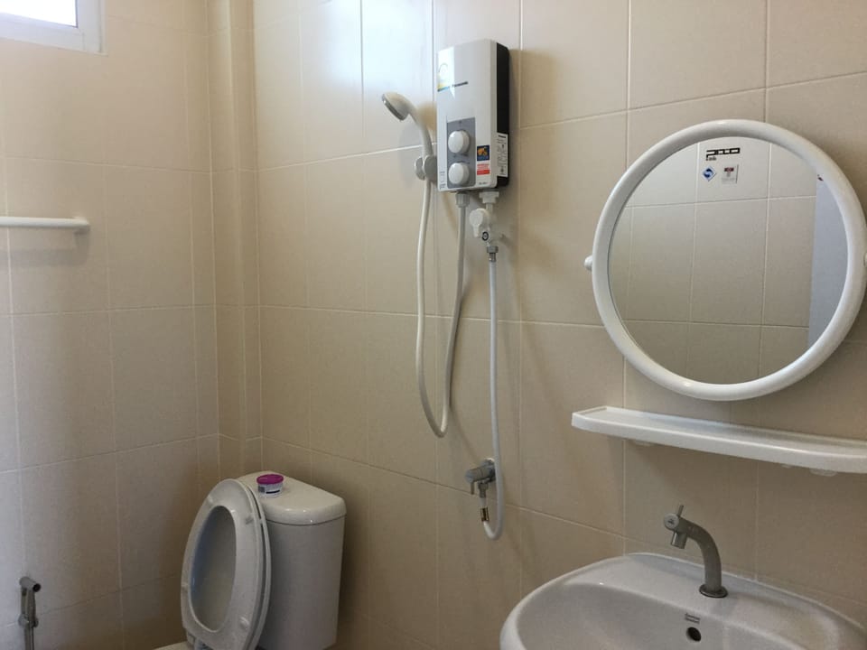 Standard Double Room | Bathroom | Shower, free toiletries, towels