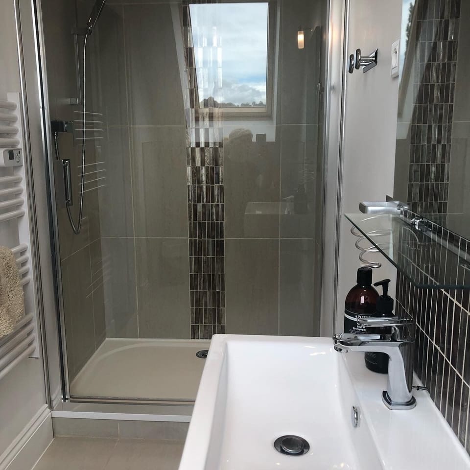 Comfort Double Room | Bathroom | Shower, hair dryer, towels