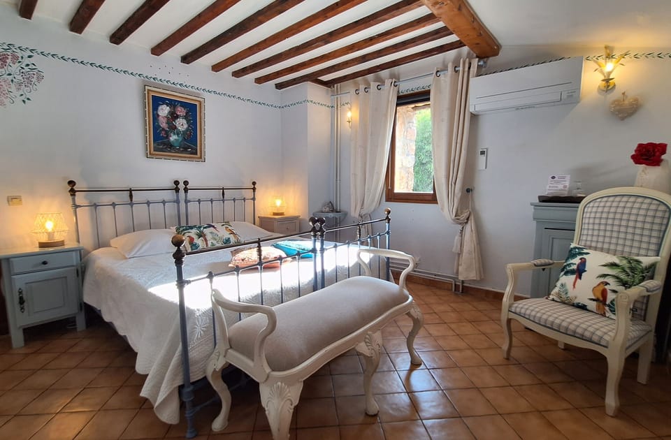 Lavande | Minibar, blackout drapes, soundproofing, iron/ironing board (on request)
