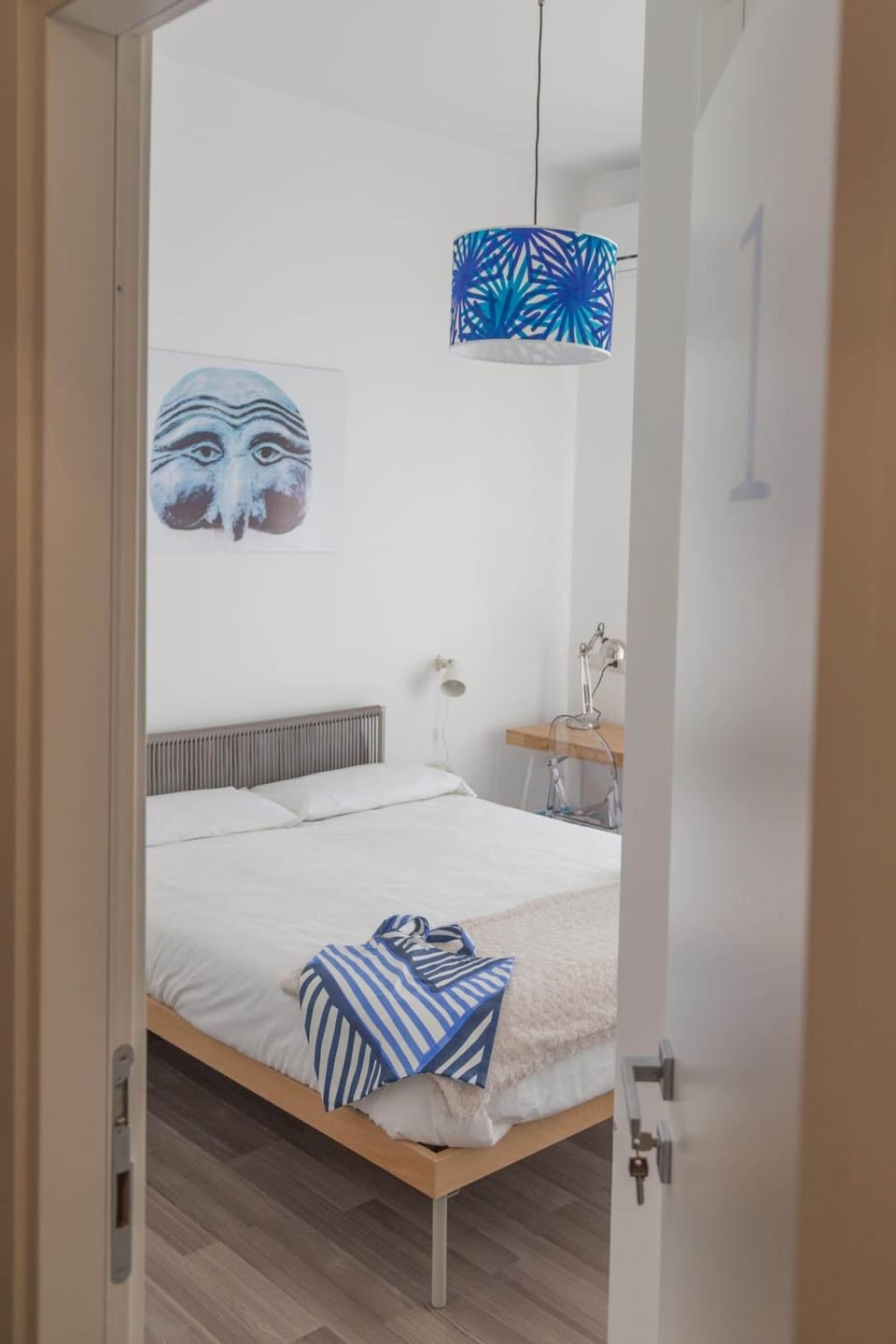 Desk, soundproofing, free WiFi, bed sheets