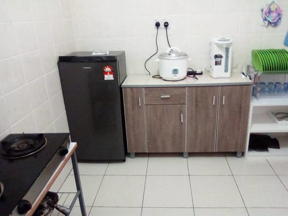 Comfort House | Private kitchenette | Fridge, microwave, stovetop, electric kettle