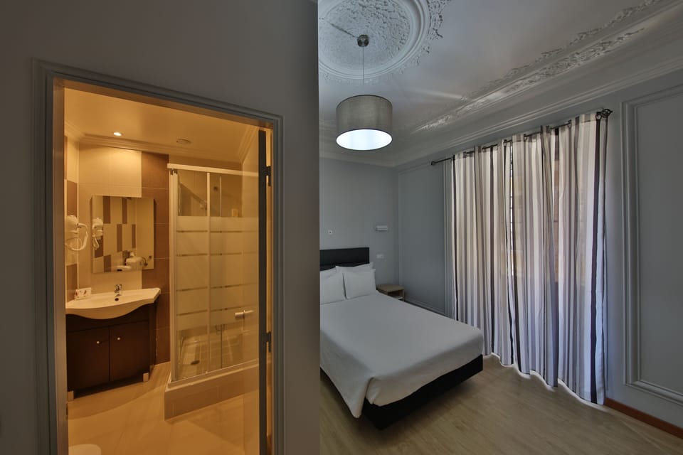 Deluxe Double Room | 1 bedroom, minibar, individually decorated, soundproofing