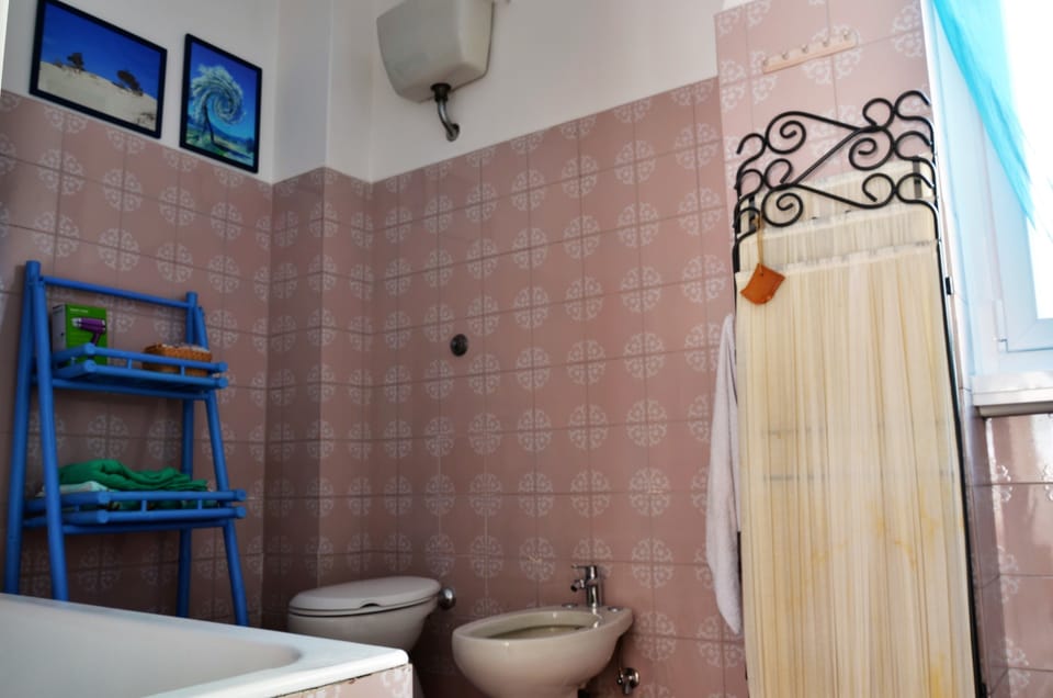 Deluxe Room, Shared Bathroom | Bathroom | Bathtub, free toiletries, hair dryer, bidet