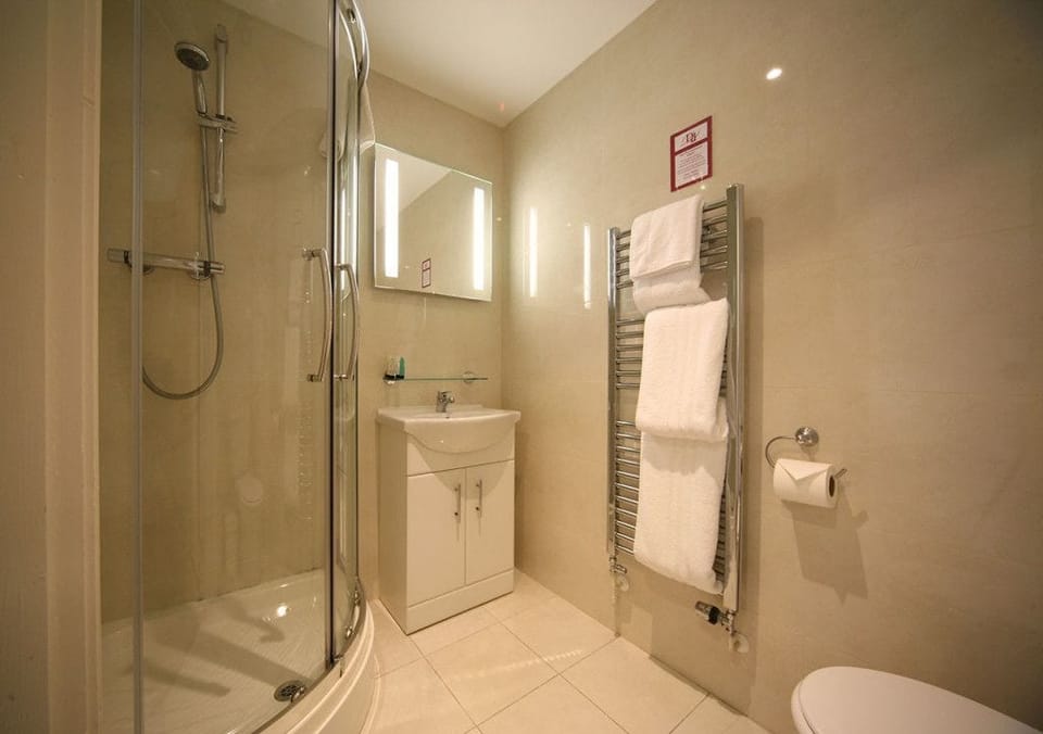 Double Room, Non Smoking | Bathroom | Combined shower/tub, free toiletries, hair dryer, towels
