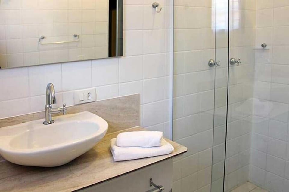 Double Room, Non Smoking | Bathroom | Shower, free toiletries, hair dryer, towels