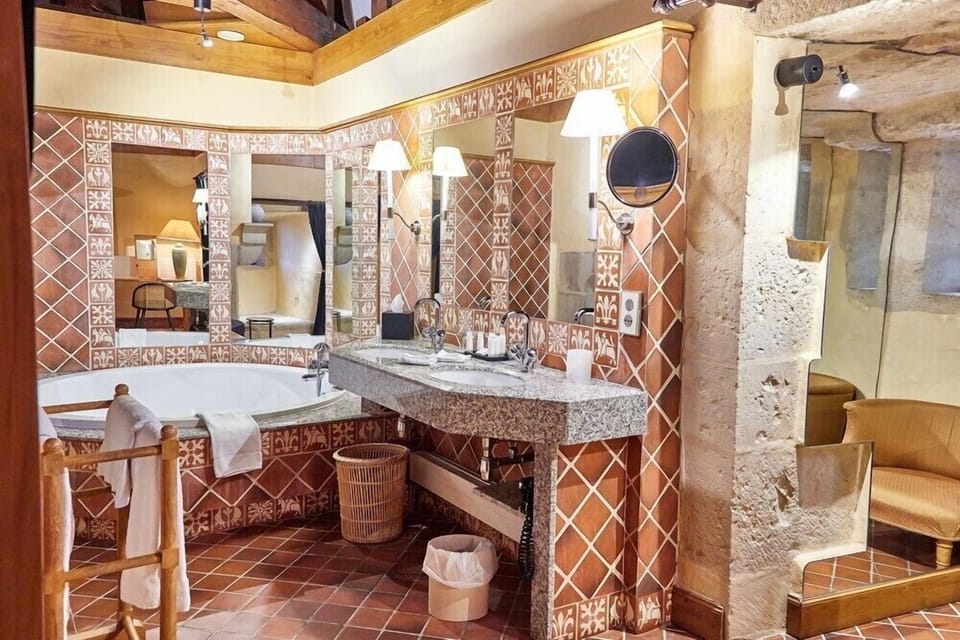Suite (Castle) | Bathroom | Combined shower/tub, deep soaking tub, designer toiletries, hair dryer
