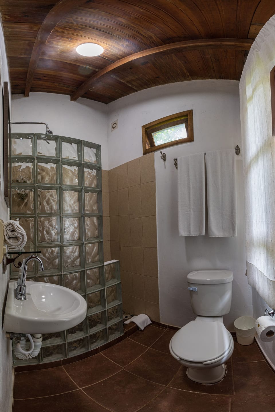 Family Quadruple Room | Bathroom | Shower, rainfall showerhead, free toiletries, towels