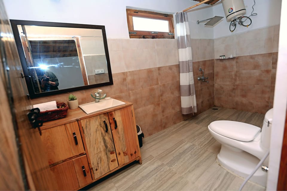 Double Room, 1 Bedroom, Patio, Mountain View | Bathroom | Shower, towels