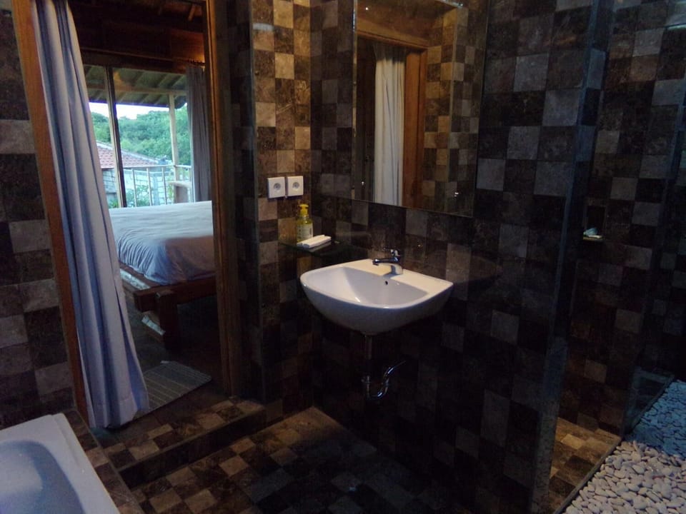 Deluxe Double Room | Bathroom | Shower, free toiletries, hair dryer, bathrobes