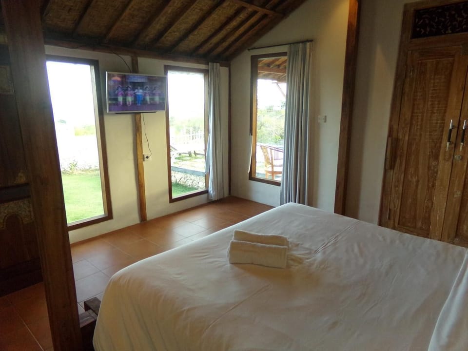Deluxe Double Room | Minibar, in-room safe, desk, iron/ironing board