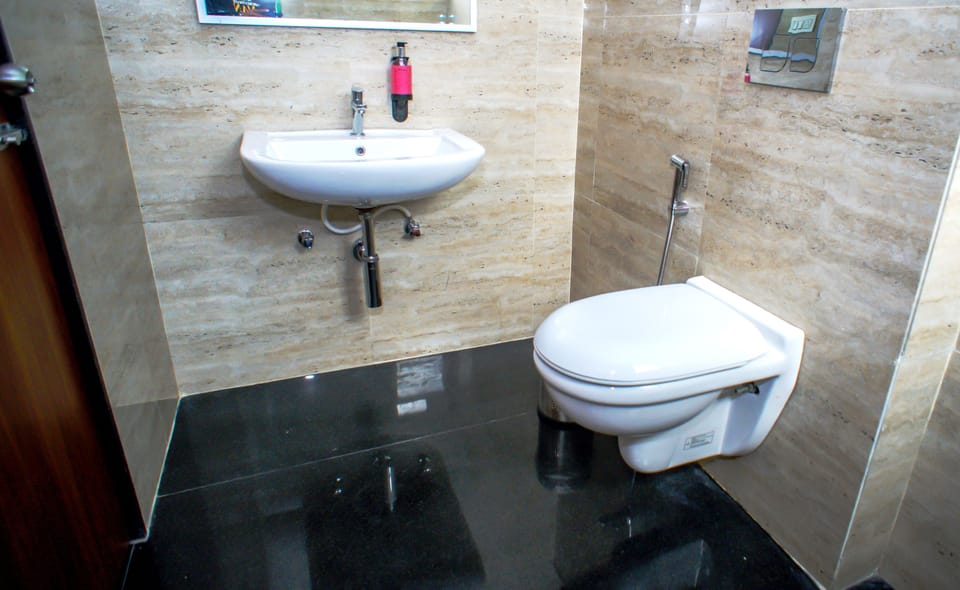 Deluxe Double Room, 1 King Bed | Bathroom | Shower, free toiletries, slippers, towels