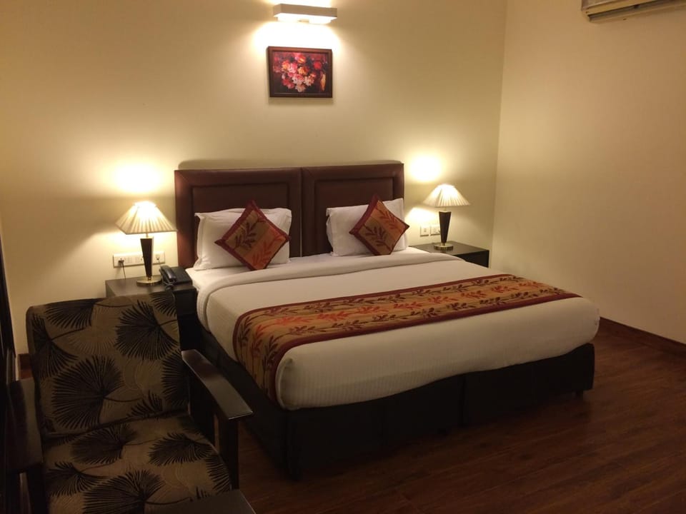 Premium bedding, pillowtop beds, minibar, in-room safe