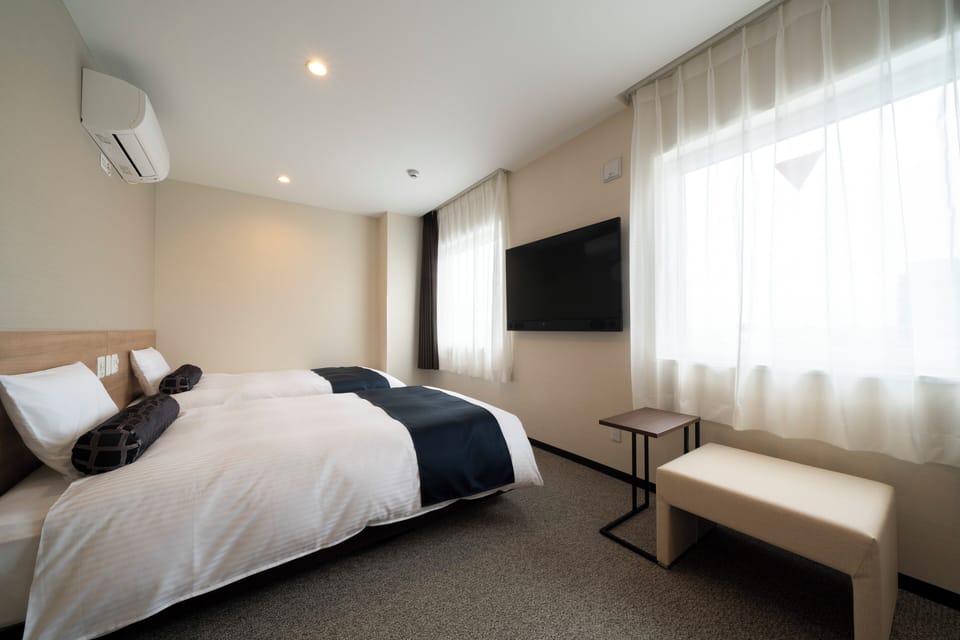 Premium Twin Room, Non Smoking | Desk, free WiFi, bed sheets, wheelchair access