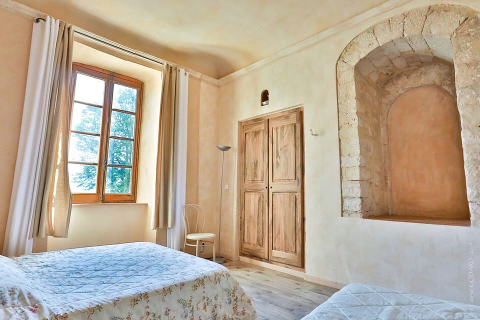 Standard Suite, Shared Bathroom (Chambre Fleur de Lys) | 1 bedroom