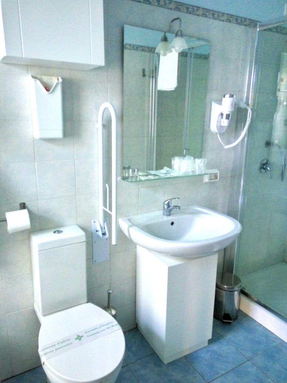 Shower, rainfall showerhead, free toiletries, hair dryer