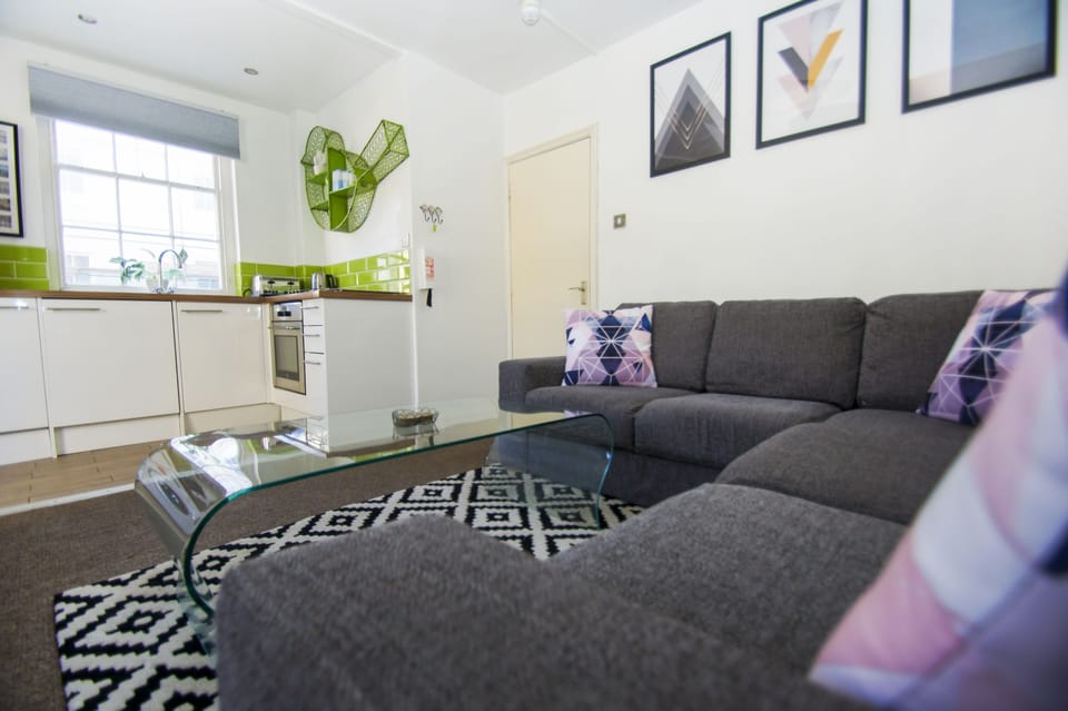 Apartment | Living room | Flat-screen TV