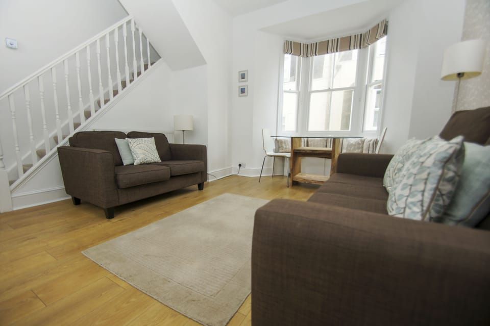 Apartment | Living room | Flat-screen TV