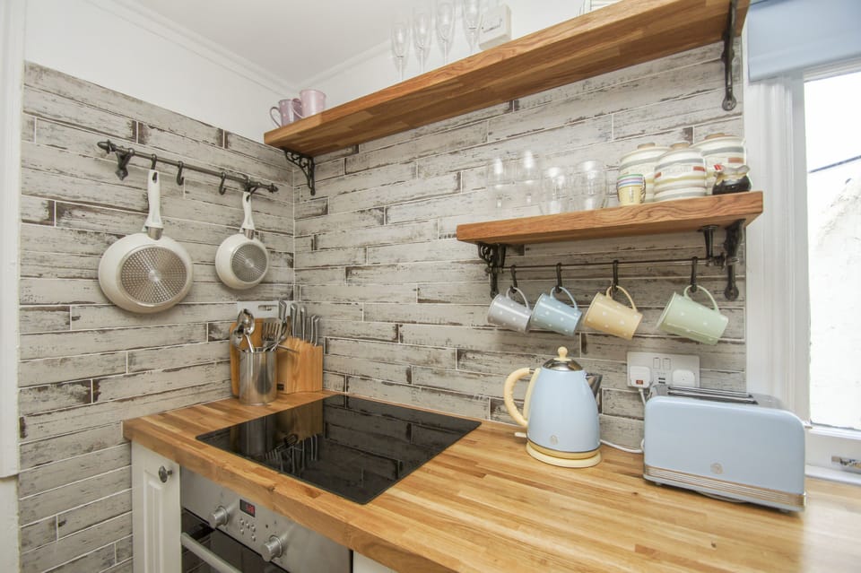 Fridge, oven, stovetop, electric kettle