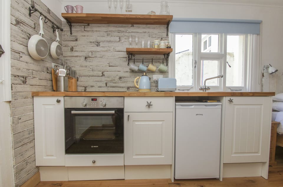 Fridge, oven, stovetop, electric kettle