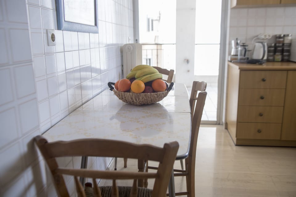 Full-size fridge, microwave, oven, stovetop