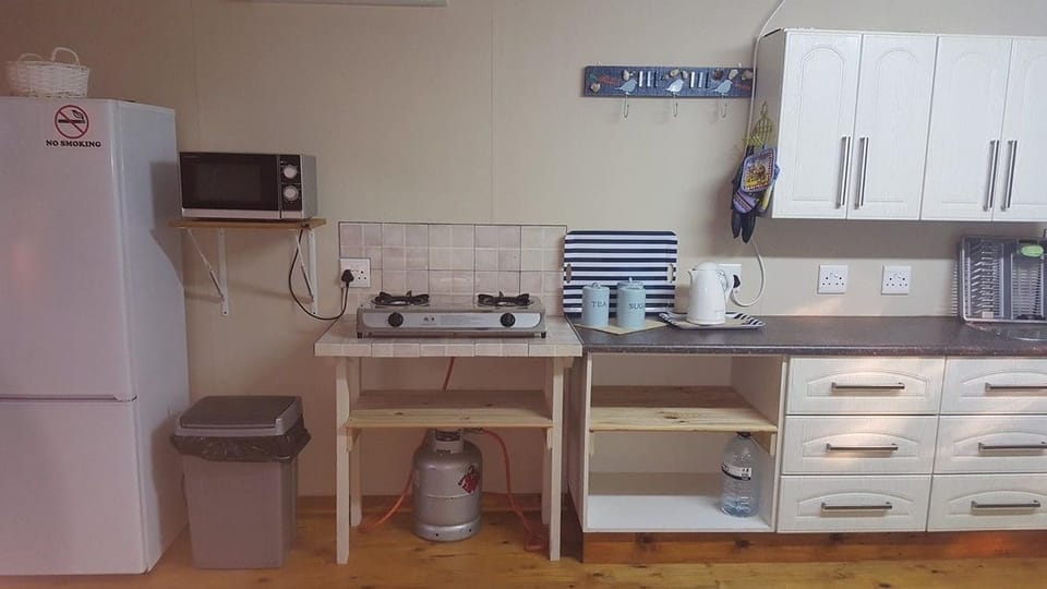 Cottage (Neel's) | Private kitchen | Fridge, microwave, electric kettle, cleaning supplies