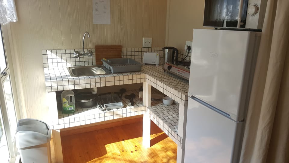 Deluxe Chalet | Private kitchenette | Fridge, microwave, electric kettle, cleaning supplies