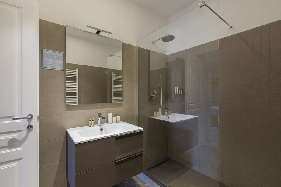 Shower, towels