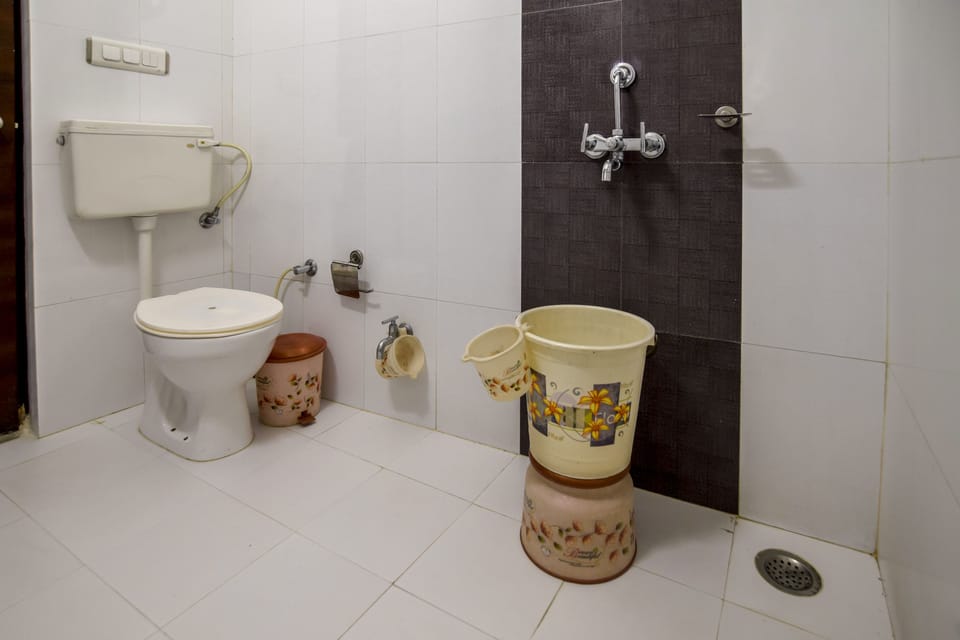 Shower, free toiletries, slippers, bidet