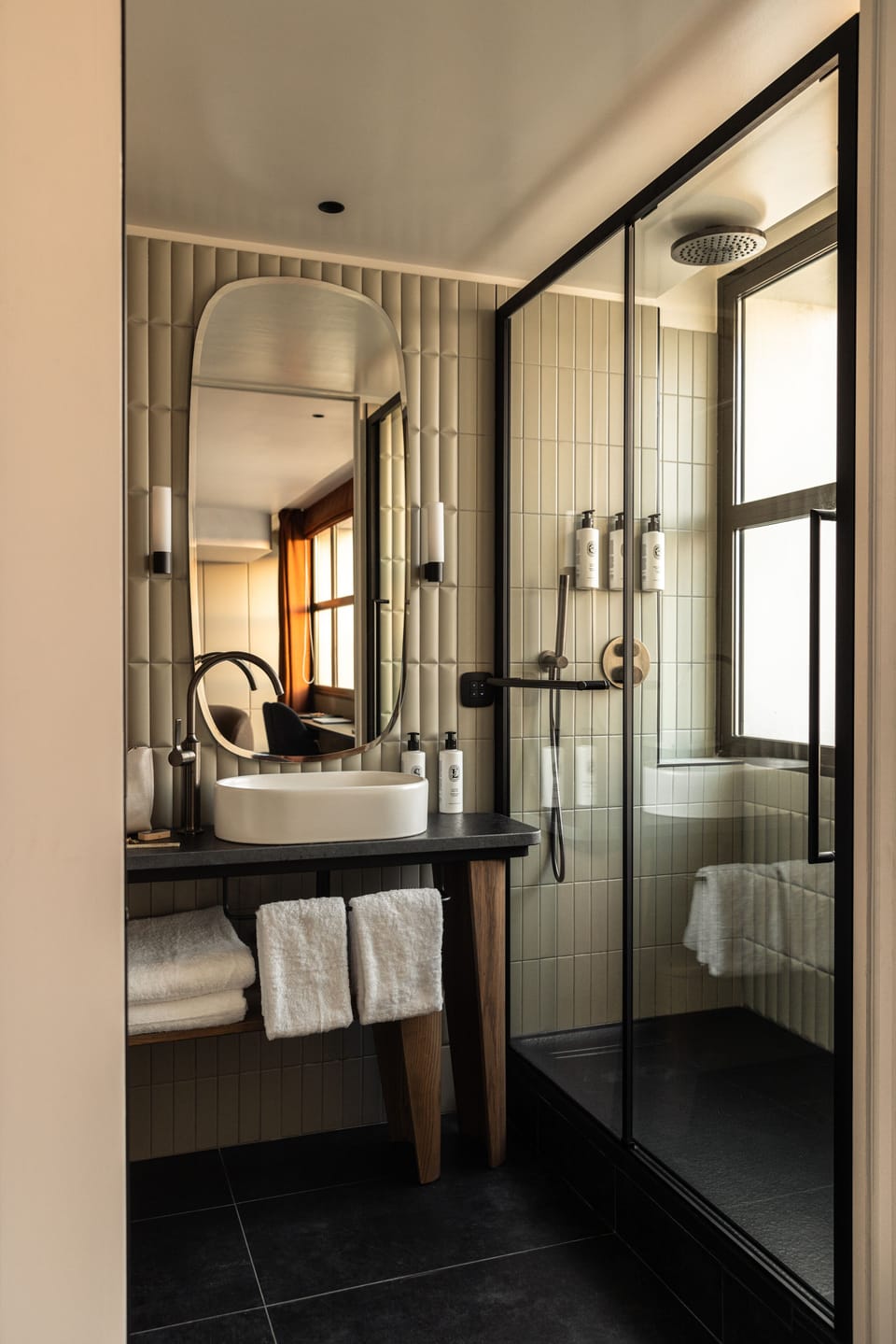 Combined shower/tub, free toiletries, hair dryer, slippers
