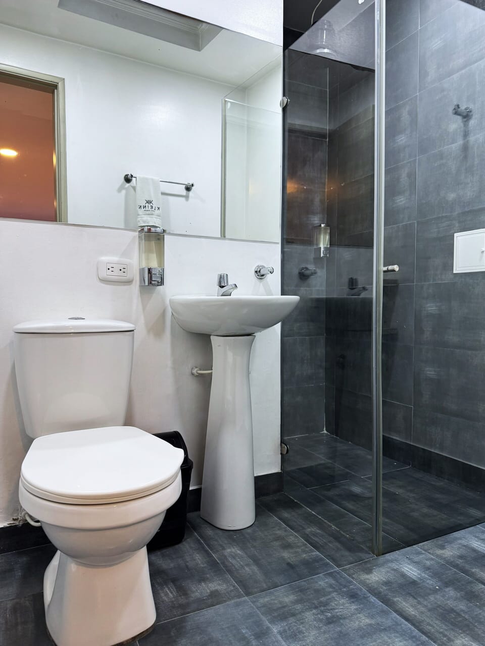 Deluxe Quadruple Room | Bathroom | Shower, rainfall showerhead, free toiletries, towels