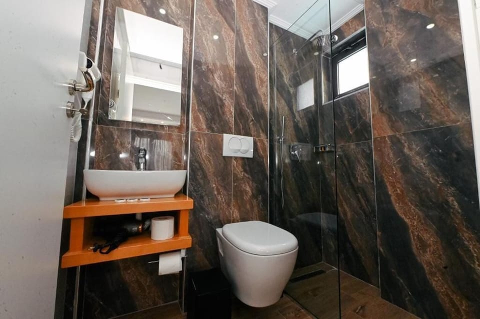 Deluxe Triple Room, Balcony | Bathroom | Shower, free toiletries, hair dryer, towels